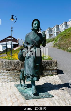 La statue de Mary Anning à Lyme Regis, Dorset Banque D'Images