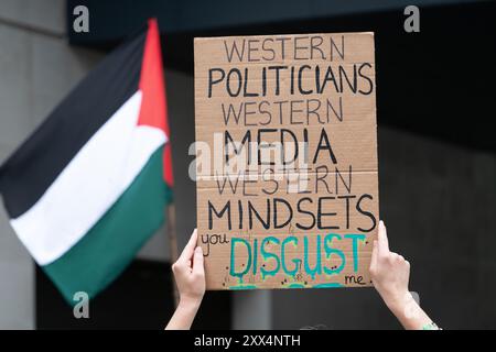 Londres, Royaume-Uni. 22 août 2024. Une pancarte condamnant les médias et les politiciens occidentaux est affichée alors que les partisans de la Palestine manifestent devant le siège de la BBC à Broadcasting House à propos de la couverture « biaisée » par les radiodiffuseurs publics de la guerre d'Israël contre Gaza, qui en est maintenant à son dixième mois. Crédit : Ron Fassbender/Alamy Live News Banque D'Images