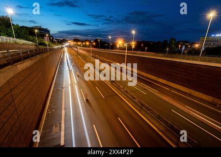 Berlin, Deutschland. 22 août 2024. Voitures circulant sur l'A100 à l'heure bleue crédit : dpa/Alamy Live News Banque D'Images