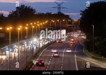 Berlin, Deutschland. 22 août 2024. Trafic encombré sur une voie de l'A100 pendant l'heure bleue crédit : dpa/Alamy Live News Banque D'Images