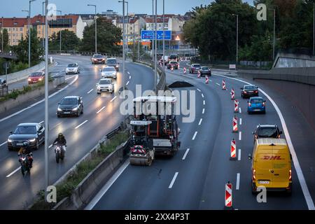 Berlin, Deutschland. 22 août 2024. Le compacteur de sol se tient sur une voie fermée à l'heure bleue à Berlin crédit : dpa/Alamy Live News Banque D'Images