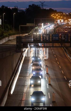 Berlin, Deutschland. 22 août 2024. Trafic encombré sur une voie de l'A100 pendant l'heure bleue crédit : dpa/Alamy Live News Banque D'Images