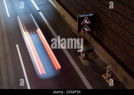 Berlin, Deutschland. 22 août 2024. Signalisation du chantier de construction sur Seestrasse Berlin avec passage crédit voiture : dpa/Alamy Live News Banque D'Images