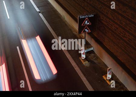 Berlin, Deutschland. 22 août 2024. Signalisation du chantier de construction sur Seestrasse Berlin avec passage crédit voiture : dpa/Alamy Live News Banque D'Images