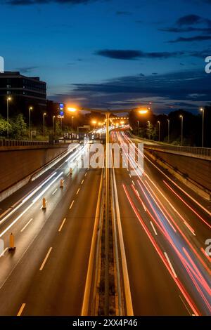 Berlin, Deutschland. 22 août 2024. Voitures circulant sur l'A100 à l'heure bleue crédit : dpa/Alamy Live News Banque D'Images