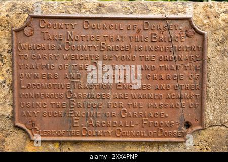 Royaume-Uni Angleterre, Dorset, Bridport, East Street, vieux panneau d'avertissement du comté de fonte sur le pont sur la rivière Asker Banque D'Images