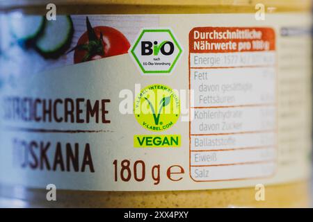 Les sceaux 'Bio selon EC-Oeko-Verordnung' et 'V-Label International Vegan' sont imprimés sur l'étiquette d'une pâte à tartiner. Berlin, le 22 août 2024. Banque D'Images