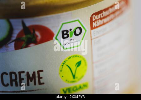 Les sceaux 'Bio selon EC-Oeko-Verordnung' et 'V-Label International Vegan' sont imprimés sur l'étiquette d'une pâte à tartiner. Berlin, le 22 août 2024. Banque D'Images