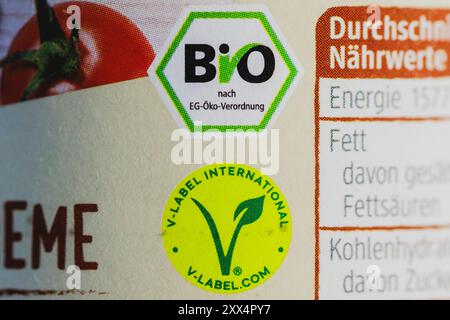 Les sceaux 'Bio selon EC-Oeko-Verordnung' et 'V-Label International Vegan' sont imprimés sur l'étiquette d'une pâte à tartiner. Berlin, le 22 août 2024. Banque D'Images