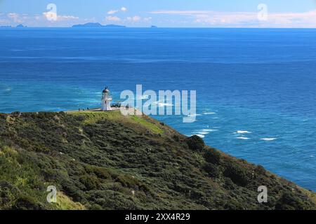 Phare de Cape Reinga à l'extrémité nord de l'île du Nord, Nouvelle-Zélande. Bien au-dessous de la mer de Tasman et de l'océan Pacifique entrent en collision. Banque D'Images