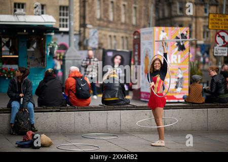 Édimbourg Écosse, Royaume-Uni 22 août 2024. Vie de rue dans le Grassmarket pendant le Festival d'Édimbourg. crédit sst/alamy live news Banque D'Images