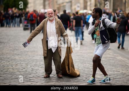 Édimbourg Écosse, Royaume-Uni 22 août 2024. Vie de rue sur le Royal Mile pendant le Festival d'Édimbourg. crédit sst/alamy live news Banque D'Images