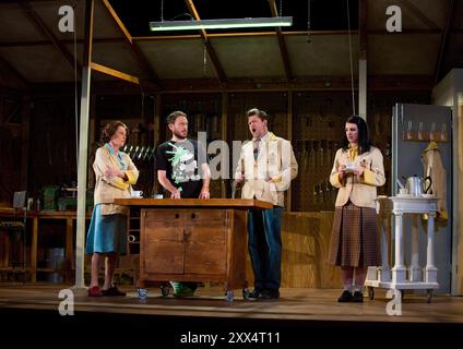 Avant, de gauche à droite : Fiona Kimm (Ellipsis), Paul Curievici (Eames), David Stout (Selby), Robyn Allegra Parton (Peg) dans LES VERTUS DES CHOSES au Linbury Theatre, The Royal Opera, Covent Garden, Londres WC2 02/05/2015 musique : Matt Rogers livret : Sally O'Reilly chef d'orchestre : Richard Baker design : Giles Cadie éclairage : Matt Haskins réalisateur : Bijan Sheibani Banque D'Images