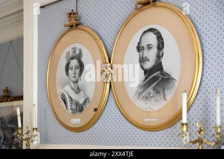 Portraits de la reine Victoria et du prince Albert donnés à Benjamin Disraeli. Ils sont accrochés dans la chambre de Hughenden, High Wycombe, Royaume-Uni Banque D'Images