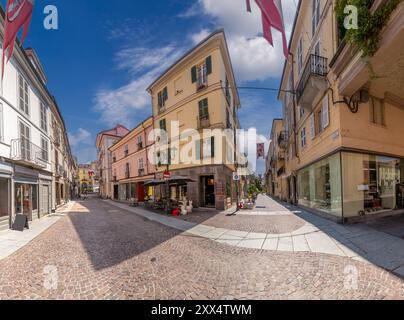 Asti, Italie - 20 août 2024 : vue panoramique sur la via Garibaldi et la zone piétonne pavée via Pelletta dans le centre historique Banque D'Images