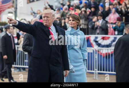 Trump président points à la foule pendant qu'il marche passer le défilé inaugural stand de révision dans la 58e parade inaugurale présidentielle à Washington D.C., le 20 janvier 2017. Le personnel des Forces armées des États-Unis de fournir un appui à la 58e cérémonie inaugurale présidentielle au cours de la première période. Ce soutien comprend les éléments des unités, en marchant, la couleur des gardes, saluer les piles et les cordons d'honneur, qui rendent les honneurs de cérémonie à la commandante en chef. (U.S. Photo de l'armée par Pvt. Gabriel Silva) Banque D'Images