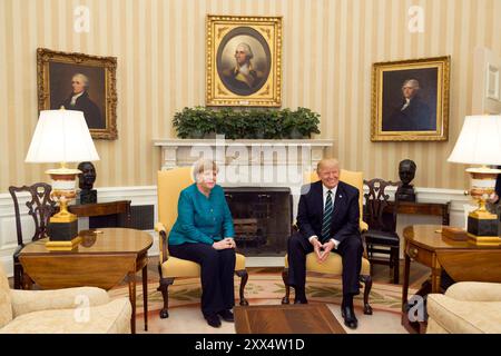 Le président Donald Trump rencontre avec la Chancelière allemande, Angela Merkel, Vendredi, Mars 17, 2017, dans le bureau ovale de la Maison Blanche à Washington, D.C. (Official White House Photo by Shealah Craighead) Banque D'Images