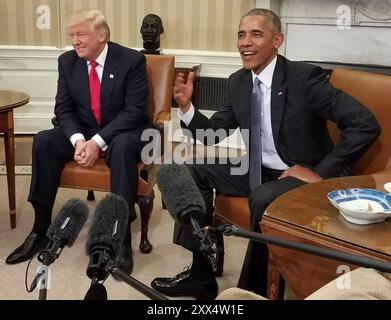 Le président Barack Obama rencontre le président élu Donald Trump à la Maison Blanche, le 10 novembre 2016. (Photo : J. Oni / VOA) Banque D'Images