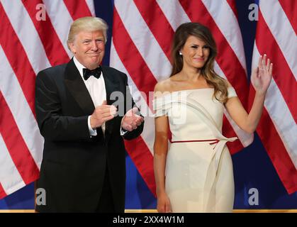 Le président Donald J. Trump et la Première Dame Melania service d'accueil les membres à l'Hommage à nos forces armées Ball au National Building Museum, Washington, D.C., le 20 janvier 2017. L'événement, l'une des trois balles officielles tenues à l'occasion de la 58e Cérémonie d'investiture, a rendu hommage aux membres de toutes les branches des forces armées des États-Unis, ainsi que les premiers intervenants et le personnel d'urgence. (DoD photo par le sgt de l'armée américaine. Kalie Jones) Banque D'Images