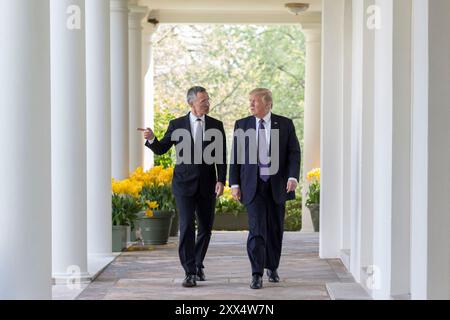 Le président Donald Trump promenades avec le Secrétaire général de l'OTAN, Jens Stolenberg, mercredi, 12 avril 2017, le long de la Colonnade à l'extérieur du Bureau ovale de la Maison Blanche à Washington, D.C. (Official White House Photo by Shealah Craighead) Banque D'Images