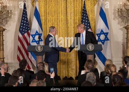 Le président Donald Trump et le premier ministre israélien Benjamin Netanyahu se serrent la main lors de leur conférence de presse conjointe, le mercredi 15 février 2017, dans la salle est de la Maison Blanche à Washington (photo officielle de la Maison Blanche par Benjamin D. Applebaum) Banque D'Images