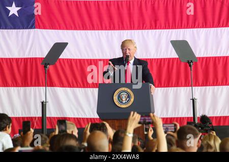 Le président Donald Trump parle de service américain et à leurs familles au cours de son premier discours d'outre-mer aux troupes à la base aéronavale de Sigonella, en Italie, le 27 mai 2017. Trump s'est rendu à la Sicile afin d'assister le Sommet du G7 et de rencontrer d'autres dirigeants du monde, d'inclure le premier ministre italien Paolo Gentiloni. NASSIG est une base stratégique capable de prendre en charge un éventail d'opérations qui abrite des soldats, marins, aviateurs et marines avec des Groupe de travail air-sol marin - Afrique - Intervention en cas de crise. (U.S. Marine Corps photo par le Sgt. Samuel Guerra/libérés) Banque D'Images