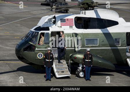 Le président Donald J. Trump fait signe au revoir alors qu'il embarque à bord de Marine One après une conférence de troupes, le 5 novembre 2017, à la base aérienne de Yokota, au Japon. Le président Trump a quitté Yokota pour rencontrer le premier ministre japonais, Shinzo Abe, et d'autres dirigeants japonais. (Photo de l'US Air Force par l'aviateur principal Donald Hudson) Banque D'Images