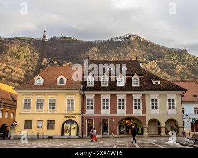 Council Square, Brasov, Roumanie. Brasow signe sur Tampa Hill en arrière-plan. Banque D'Images