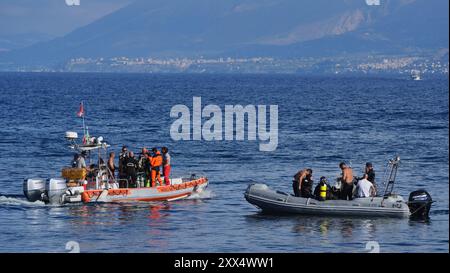 Une vue générale d'une équipe de plongée du Service italien de pompiers et de sauvetage (à gauche) et d'une équipe de plongée de la Marine italienne (à droite), dirigez-vous vers le site du Bayesian le quatrième jour de la recherche des six touristes disparus après que le yacht de luxe a coulé dans une tempête lundi alors qu'il était amarré à environ 800 mètres de Porticello sur la côte sicilienne. Le corps d'une cinquième personne disparue a été retrouvé ce matin, après la récupération de quatre autres mercredi. Date de la photo : jeudi 22 août 2024. Banque D'Images