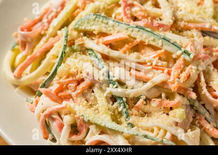 Salade Kani saine maison avec viande de crabe et légumes Banque D'Images