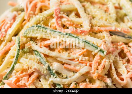 Salade Kani saine maison avec viande de crabe et légumes Banque D'Images