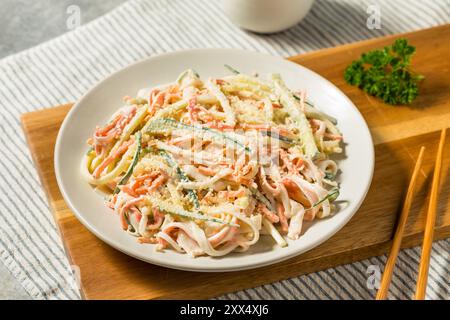 Salade Kani saine maison avec viande de crabe et légumes Banque D'Images