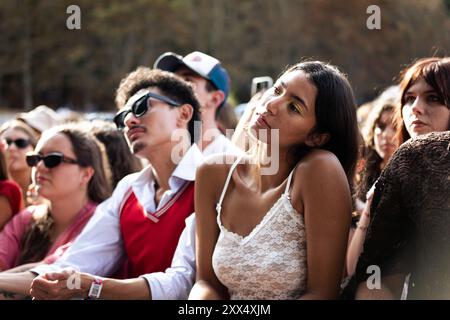 Paris, France. 21 août 2024. Les gens assistent au festival de musique Rock en Seine. Le premier jour de la 21e édition du festival Rock en Seine a accueilli la chanteuse américaine Lana del Rey au domaine National Saint-Cloud à Paris. Crédit : SOPA images Limited/Alamy Live News Banque D'Images