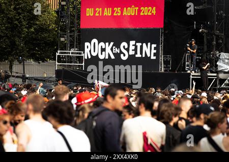 Paris, France. 21 août 2024. Les gens assistent au festival de musique Rock en Seine. Le premier jour de la 21e édition du festival Rock en Seine a accueilli la chanteuse américaine Lana del Rey au domaine National Saint-Cloud à Paris. Crédit : SOPA images Limited/Alamy Live News Banque D'Images