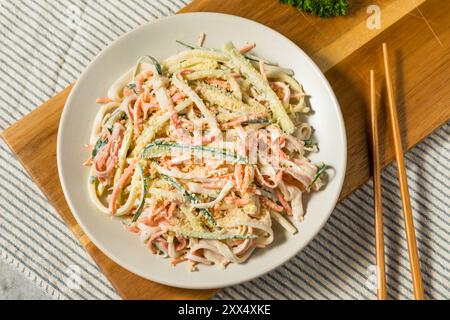 Salade Kani saine maison avec viande de crabe et légumes Banque D'Images