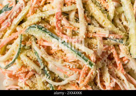 Salade Kani saine maison avec viande de crabe et légumes Banque D'Images