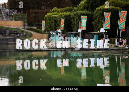 Paris, France. 21 août 2024. Vue générale du logo Rock en Seine. Le premier jour de la 21e édition du festival Rock en Seine a accueilli la chanteuse américaine Lana del Rey au domaine National Saint-Cloud à Paris. Crédit : SOPA images Limited/Alamy Live News Banque D'Images