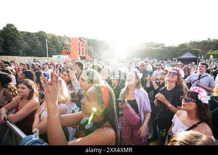 Paris, France. 21 août 2024. Des foules de gens assistent pendant le concert live. Le premier jour de la 21e édition du festival Rock en Seine a accueilli la chanteuse américaine Lana del Rey au domaine National Saint-Cloud à Paris. Crédit : SOPA images Limited/Alamy Live News Banque D'Images