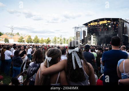 Paris, France. 21 août 2024. Deux filles portant des arcs de cheveux en l'honneur de la chanteuse américaine Lana del Rey, assistent au concert live. Le premier jour de la 21e édition du festival Rock en Seine a accueilli la chanteuse américaine Lana del Rey au domaine National Saint-Cloud à Paris. Crédit : SOPA images Limited/Alamy Live News Banque D'Images