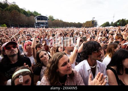 Paris, France. 21 août 2024. Foule de gens vus assister au concert live. Le premier jour de la 21e édition du festival Rock en Seine a accueilli la chanteuse américaine Lana del Rey au domaine National Saint-Cloud à Paris. Crédit : SOPA images Limited/Alamy Live News Banque D'Images