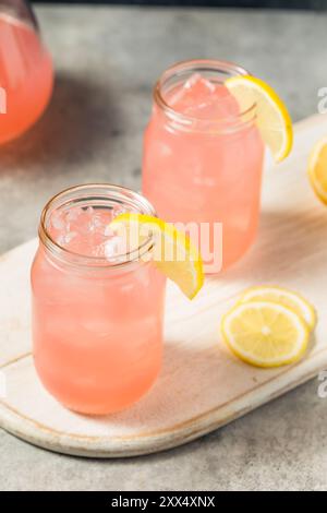 Boisson rafraîchissante glacée à la limonade rose avec glaçons Banque D'Images