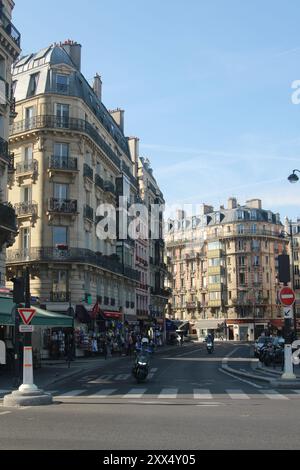 Vue d'un carrefour urbain parisien en début de matinée Banque D'Images