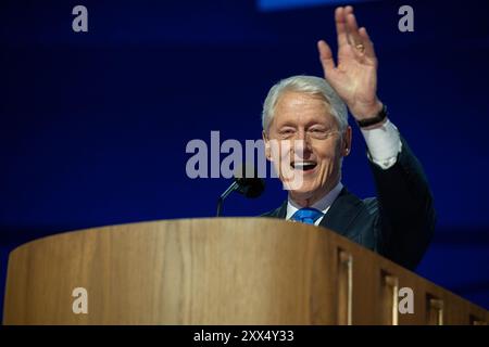 L’ancien président américain Bill Clinton prend la parole à la Convention nationale démocrate 2024 à Chicago, Illinois, États-Unis, au United Center le mercredi 21 août 2024. Crédit : Annabelle Gordon/CNP/MediaPunch Banque D'Images