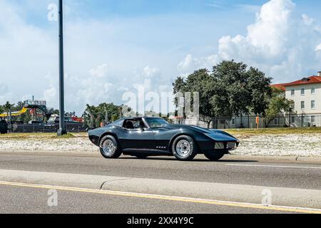 Gulfport, Mississippi - 5 octobre 2023 : vue latérale grand angle d'une Corvette Stingray coupé 1969 de Chevrolet à un salon automobile local. Banque D'Images