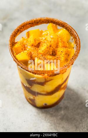 Boisson cocktail glacée saine à la mangue Mangonada avec Chamoy Spice Banque D'Images