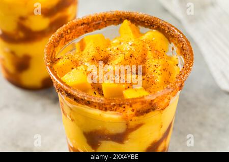 Boisson cocktail glacée saine à la mangue Mangonada avec Chamoy Spice Banque D'Images