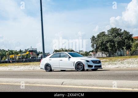 Gulfport, Mississippi - le 5 octobre 2023 : vue latérale grand angle haute perspective d'une berline CTS V 2017 à toit rigide de Cadillac lors d'un salon automobile local. Banque D'Images
