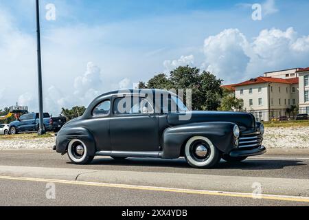 Gulfport, Mississippi - 5 octobre 2023 : vue latérale grand angle à haute perspective d'un Ford Super Deluxe coupé 1947 lors d'un salon automobile local. Banque D'Images