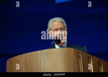 Chicago, États-Unis d'Amérique. 21 août 2024. L’ancien président américain Bill Clinton prend la parole à la Convention nationale démocrate 2024 à Chicago, Illinois, États-Unis, au United Center le mercredi 21 août 2024. Crédit : Annabelle Gordon/CNP/Sipa USA crédit : Sipa USA/Alamy Live News Banque D'Images