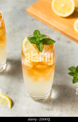 Thé glacé rafraîchissant et boisson à la limonade avec citron et menthe Banque D'Images